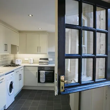 Valley Road, Fabulous 4 Bedroom House *