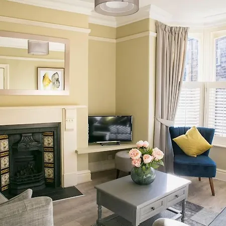 Valley Road, Fabulous 4 Bedroom House Holiday home