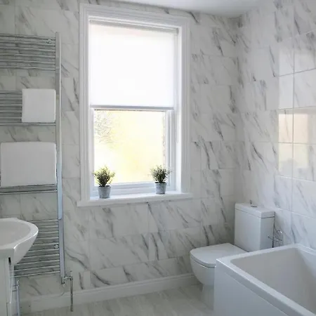 Valley Road, Fabulous 4 Bedroom House