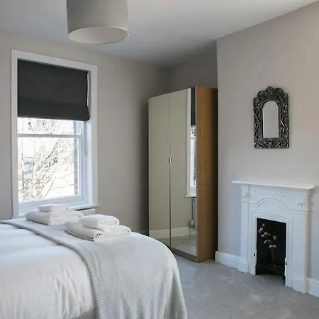 Valley Road, Fabulous 4 Bedroom House * Harrogate