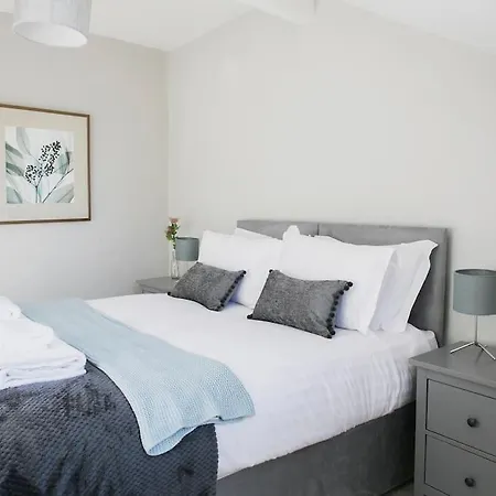 Valley Road, Fabulous 4 Bedroom House *