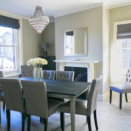 Semesterbostad Valley Road, Fabulous 4 Bedroom House